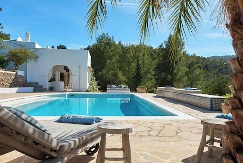 LOOK NO FURTHER! Gorgeous old finca with sea view!