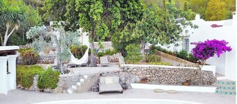 LOOK NO FURTHER! Gorgeous old finca with sea view!
