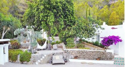 LOOK NO FURTHER! Gorgeous old finca with sea view!