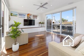Smart TV, fireplace, stereo