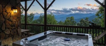 Luxury 4/4 Cabin 15 min to Waynesville! Hot Tub, Firepit, Views!