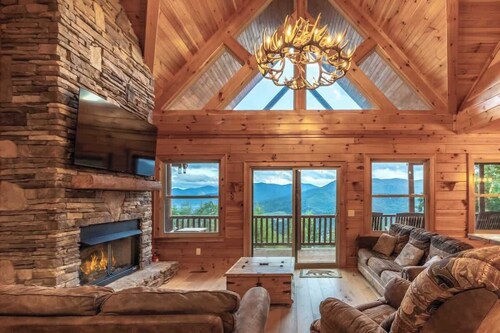 Luxury 4/4 Cabin 15 min to Waynesville! Hot Tub, Firepit, Views!