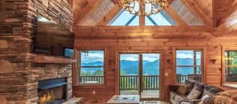 Luxury 4/4 Cabin 15 min to Waynesville! Hot Tub, Firepit, Views!