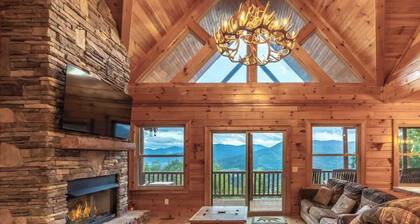 Luxury 4/4 Cabin 15 min to Waynesville! Hot Tub, Firepit, Views!