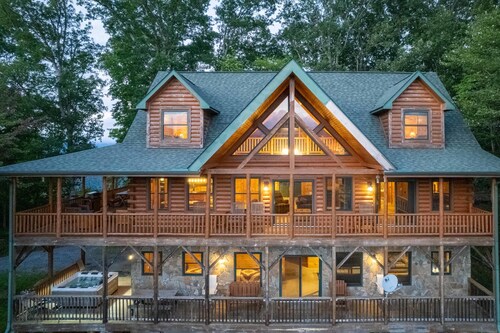 Luxury 4200 sqft Log Cabin on 50 Acres! Sleeps 16!