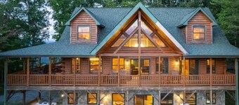 Luxury 4200 sqft Log Cabin on 50 Acres! Sleeps 16!