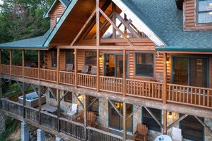 Exterior - Luxury 4200 sqft Log Cabin on 50 Acres! Sleeps 16! (Waynesville)