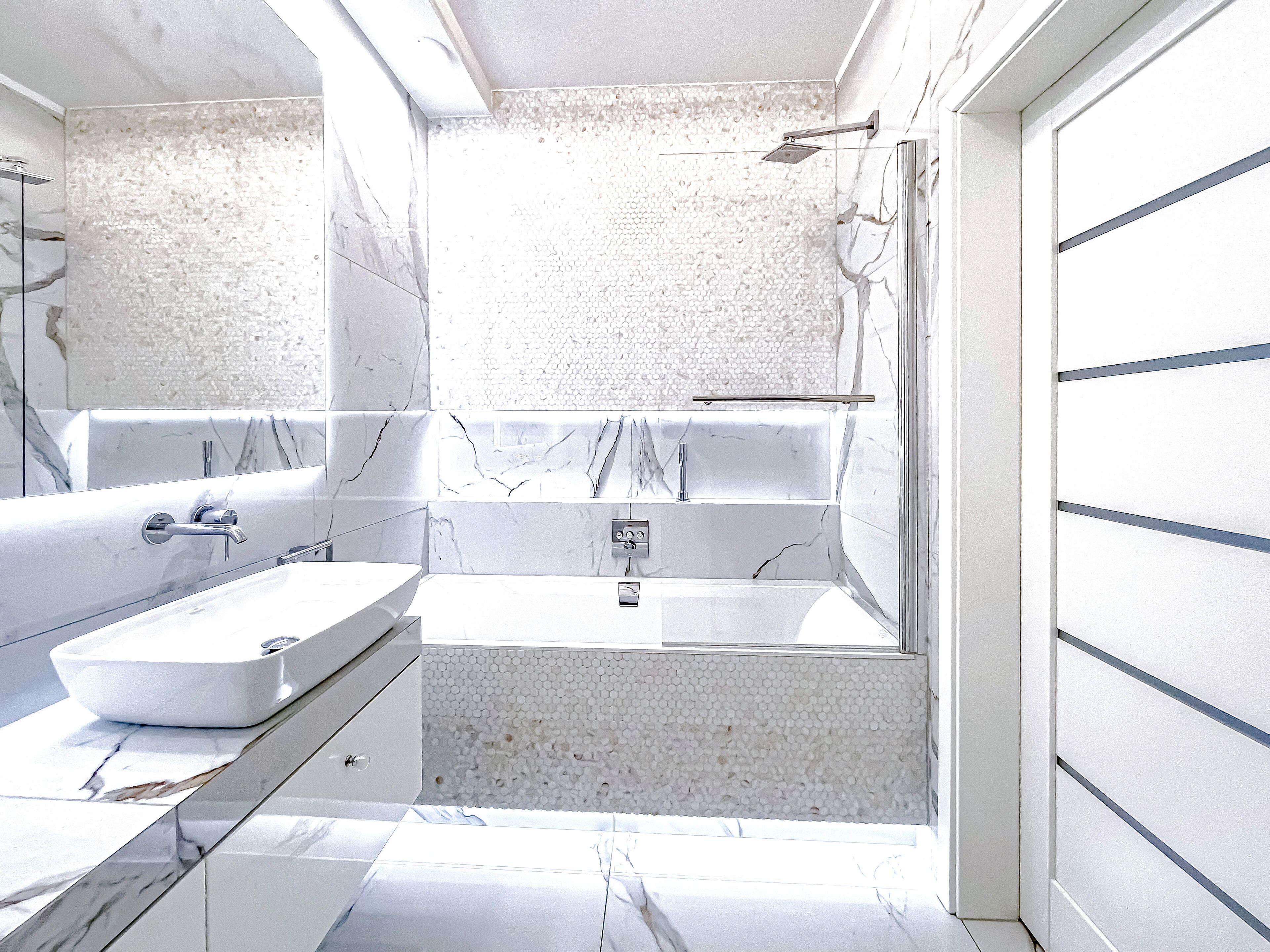 Apartment B14100 | Bathroom | Towels, toilet paper