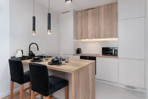 Apartment C1847B | Cocina privada | Refrigerador con congelador, horno y parrilla de estufa