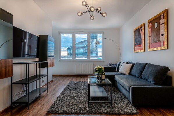 Apartment B1476 | Cortinas blackout, insonorización y tabla de planchar con plancha