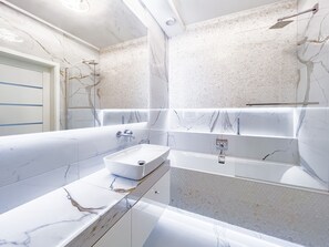 Apartment B14100 | Banheiro | Toalhas de banho, papel higiênico