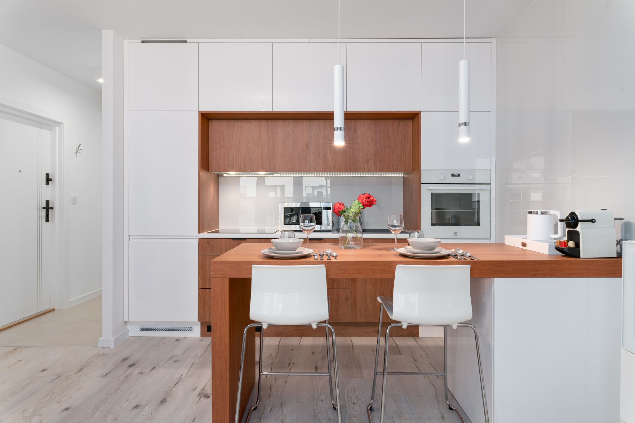 Apartment C1847A | Private kitchen | Full-size fridge, oven, stovetop, electric kettle