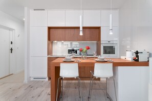 Apartament empresarial | Cuina privada | Frigorífic gran, forn, placa de cuina i bullidora elèctrica