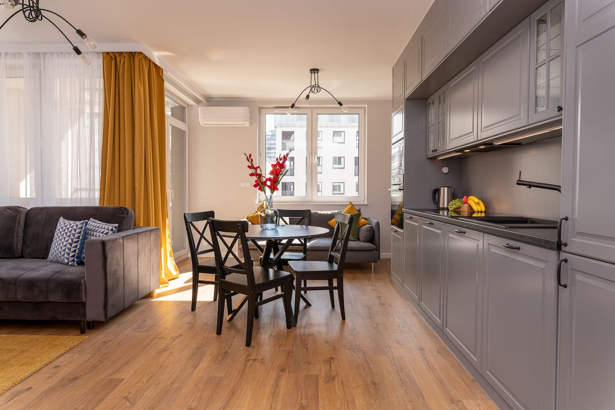 Un apartamento moderno con comedor, cocina y sala de estar.
