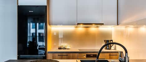 Apartment C1858A | Bếp riêng | Tủ lạnh, lò nướng, bếp nấu, ấm điện