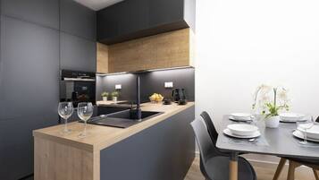 Geladeira grande, fogão, cooktop, chaleira elétrica