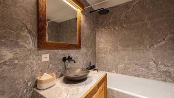 Baignoire, sèche-cheveux