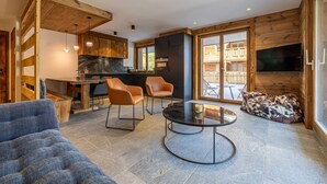 Ein modernes Interieur mit Essbereich, Küche und Sitzgelegenheiten.