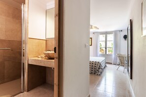 3 habitaciones, tabla de planchar con plancha, wifi y ropa de cama 