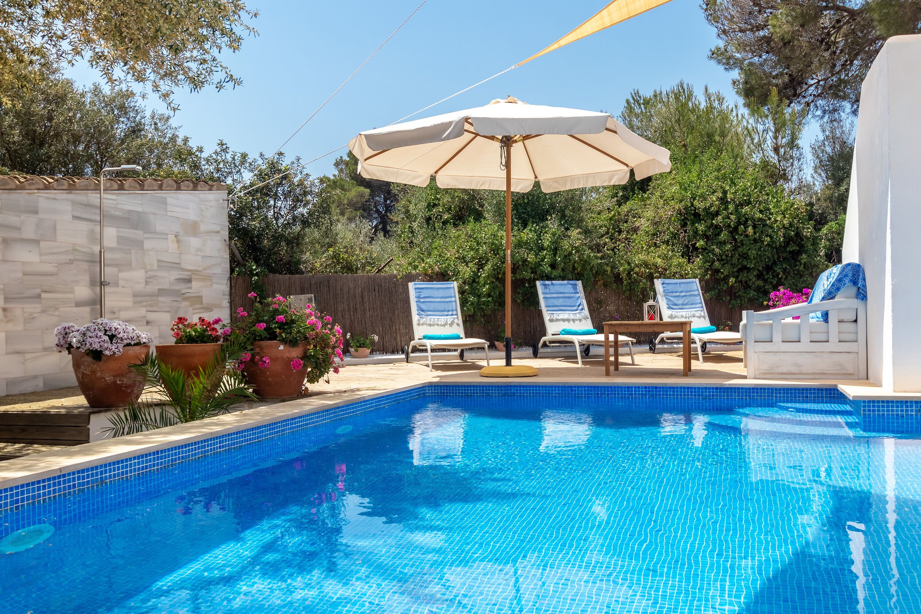 Una piscina a sfioro, lettini