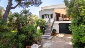 A modern two-story house with a staircase leading to a balcony. - Cas Pedri (Can Picafort)