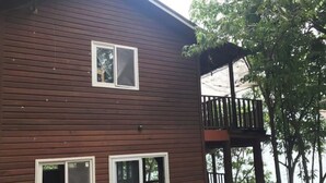 Un bâtiment en bois à deux étages, doté d’un balcon.