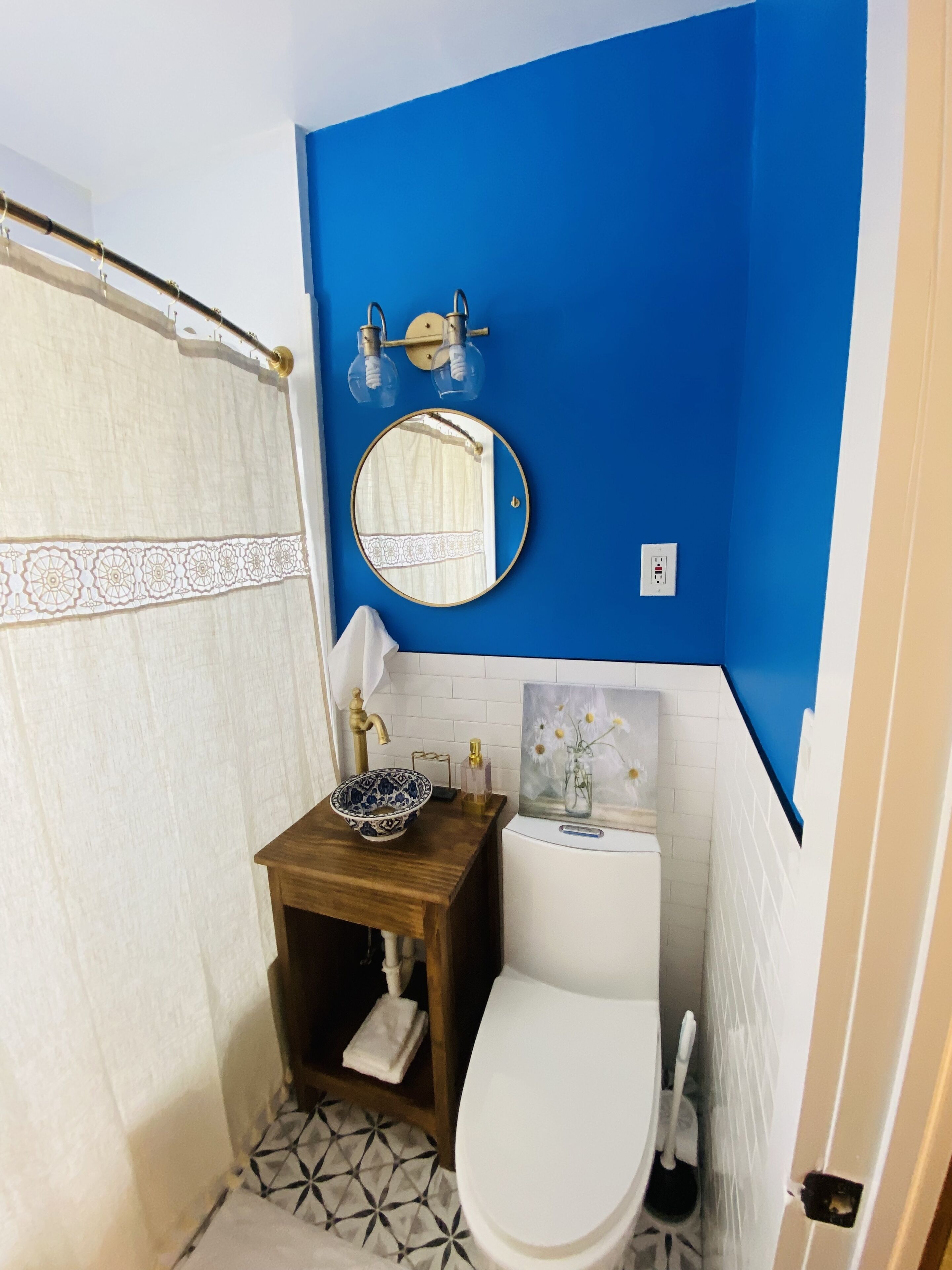 NEW! MONTHLY RENTAL -Peaceful Beachy 1 BR Steps Away From Beach & Center of Town