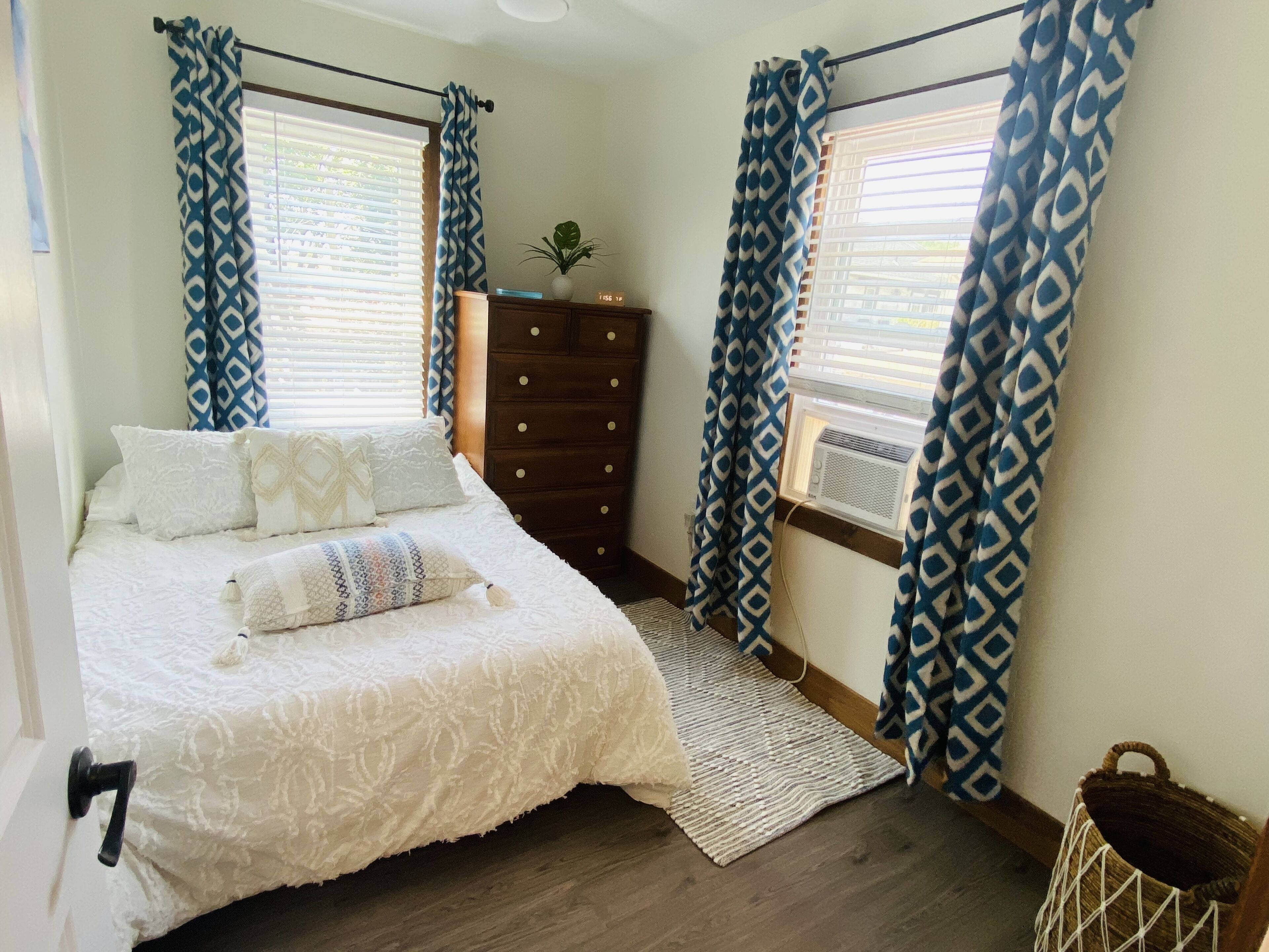 NEW! MONTHLY RENTAL -Peaceful Beachy 1 BR Steps Away From Beach & Center of Town