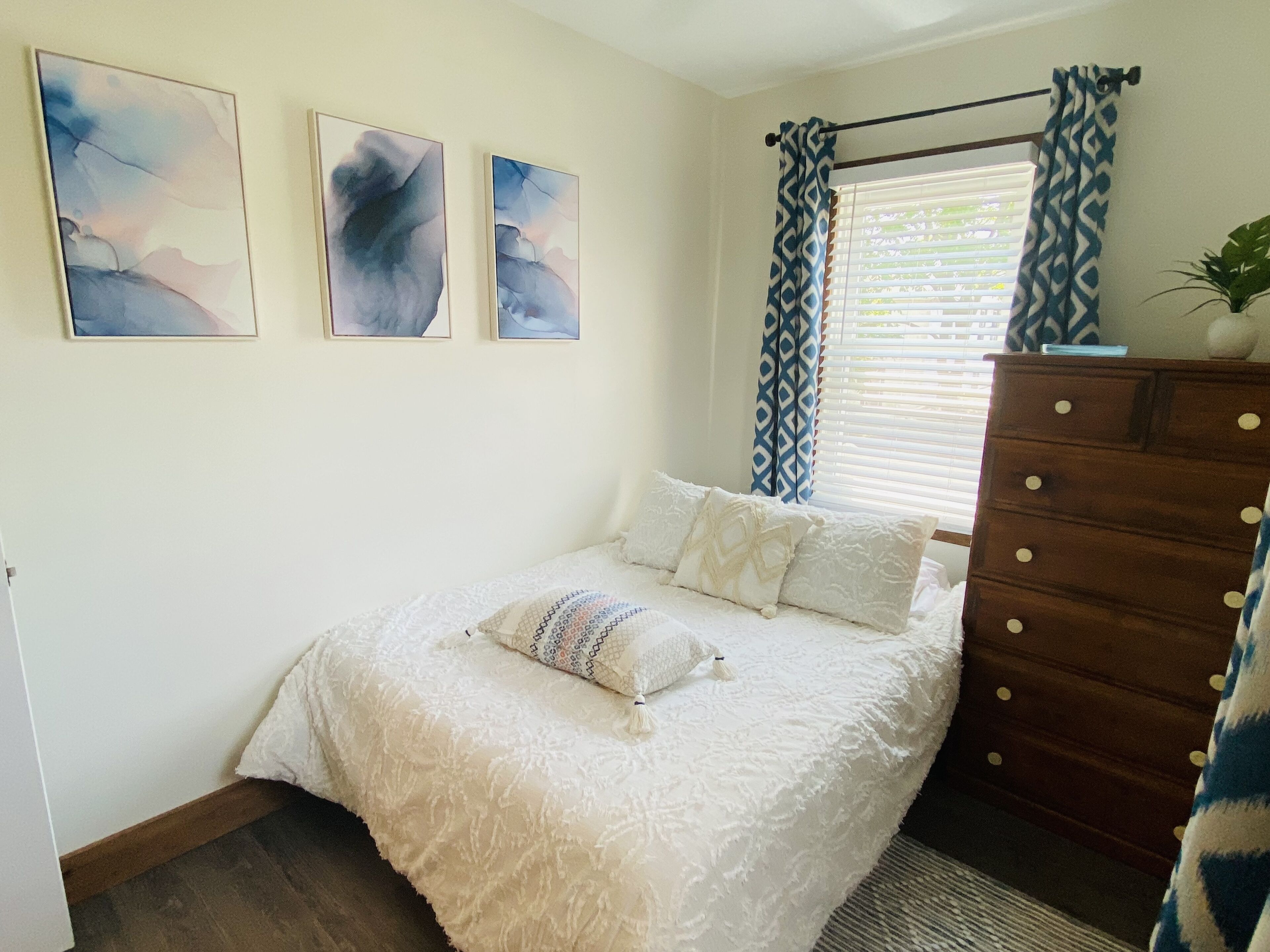 NEW! MONTHLY RENTAL -Peaceful Beachy 1 BR Steps Away From Beach & Center of Town