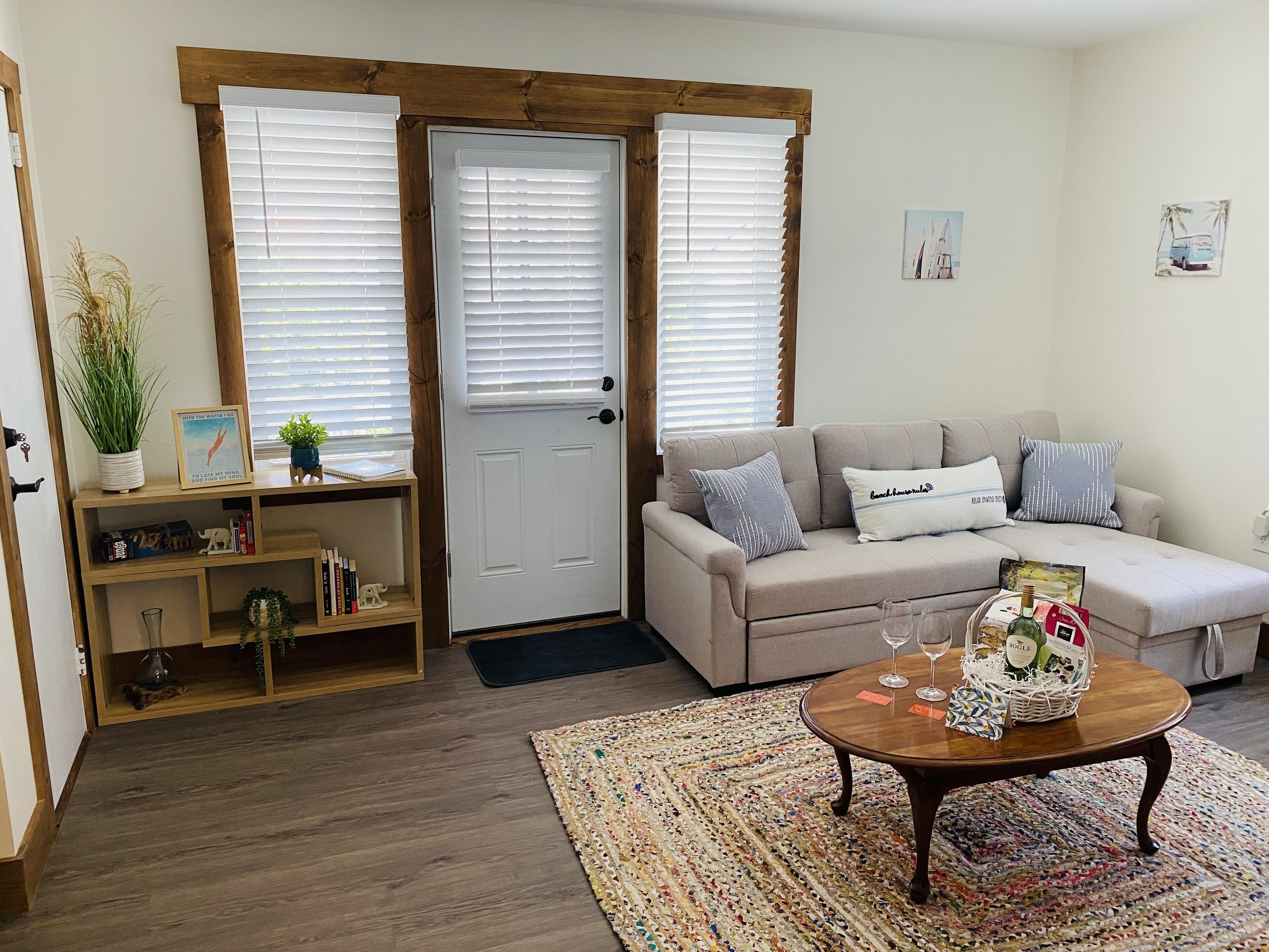 NEW! MONTHLY RENTAL -Peaceful Beachy 1 BR Steps Away From Beach & Center of Town