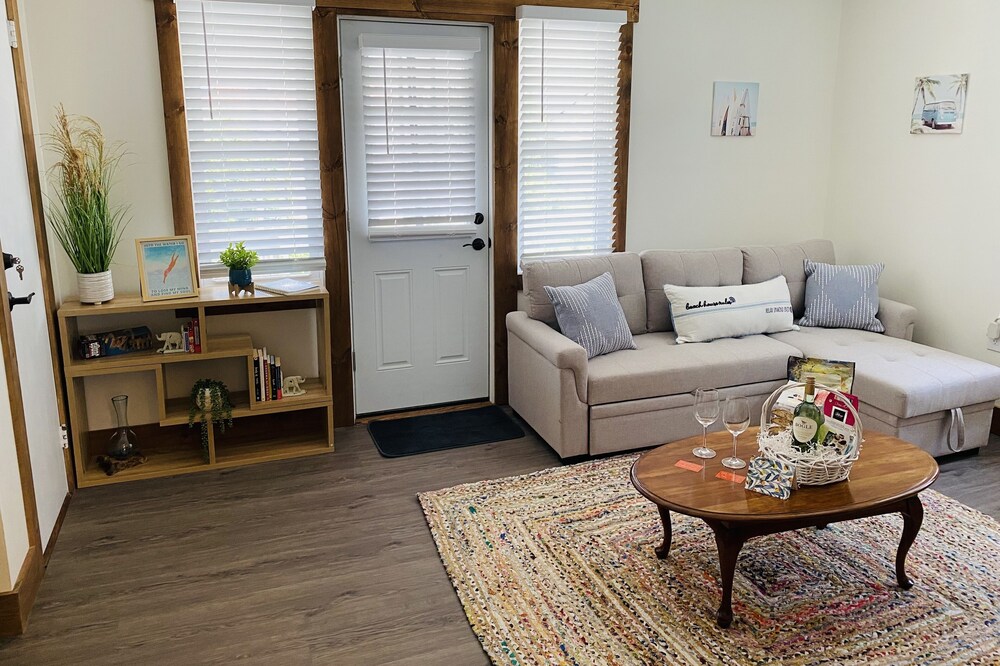 NEW! MONTHLY RENTAL -Peaceful Beachy 1 BR Steps Away From Beach & Center of Town