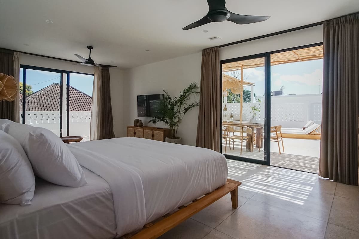 4 bedrooms, desk, WiFi (free), bed sheets