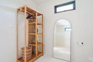 4 habitaciones, escritorio, wifi gratis y ropa de cama