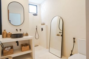 Family Villa | Bathroom | Shower, rainfall showerhead, free toiletries, hair dryer - Avanoa Villa (Canggu)