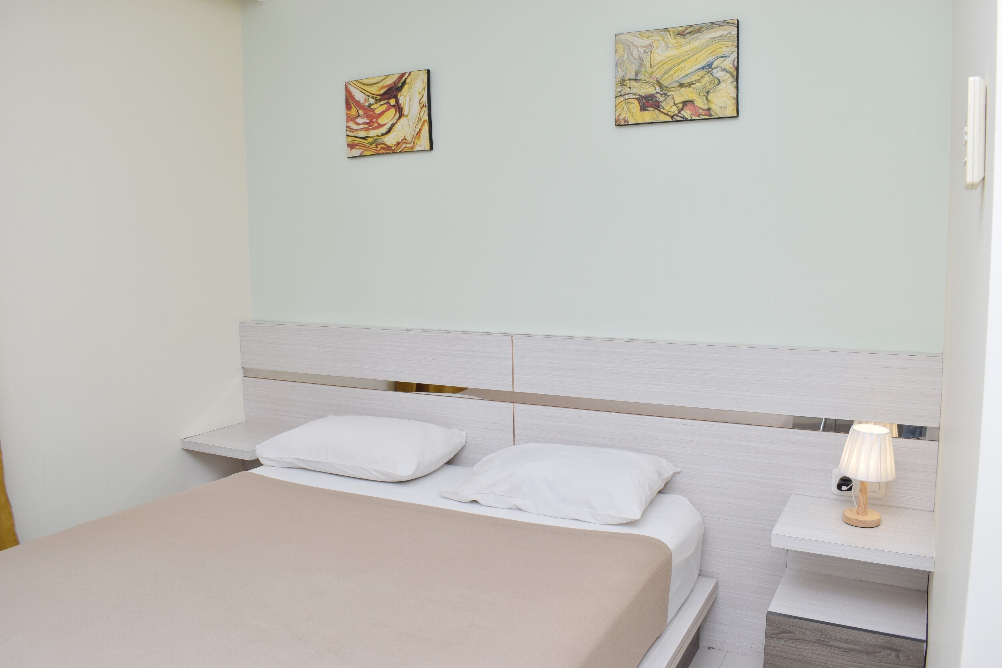 Standaard kamer | Een bureau, gratis wifi, beddengoed
