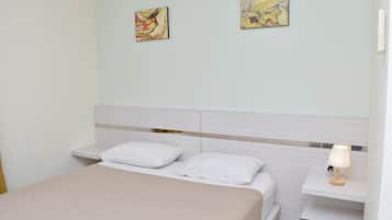 Standaard kamer | Een bureau, gratis wifi, beddengoed