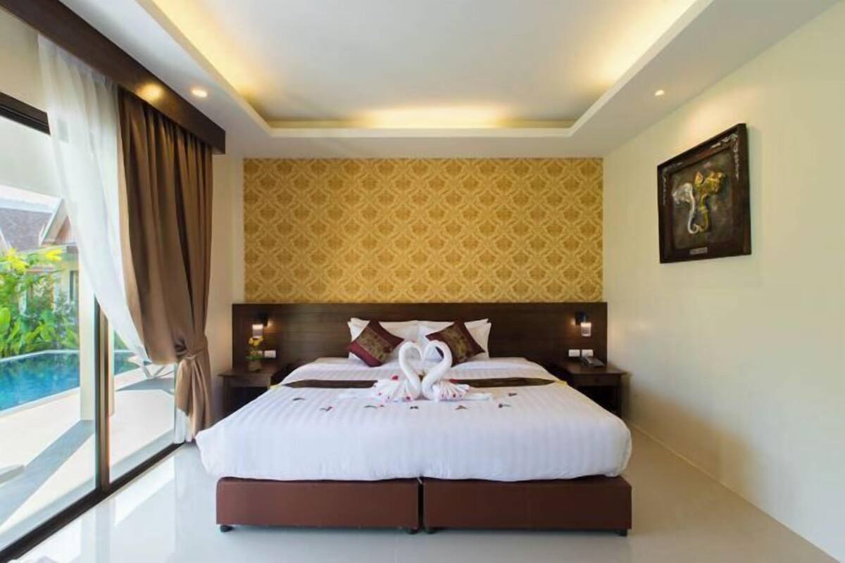 Minibar, in-room safe, desk, iron/ironing board