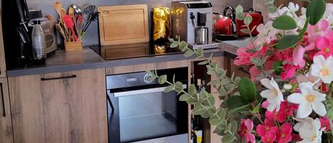 Réfrigérateur, micro-ondes, four, plaque de cuisson