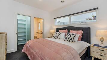 4 bedrooms, iron/ironing board, free WiFi, bed sheets