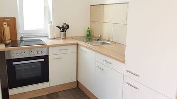 Fridge, oven, stovetop, coffee/tea maker