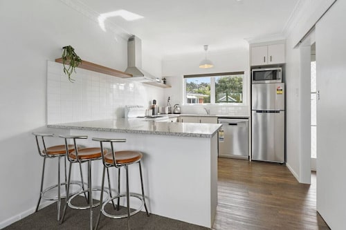 Renovated Takapuna 2BR Apt | Parking & Skytower
