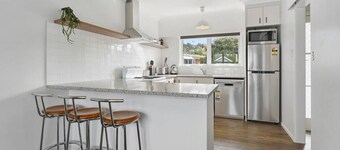 Renovated Takapuna 2BR Apt | Parking & Skytower