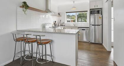 Renovated Takapuna 2BR Apt | Parking & Skytower