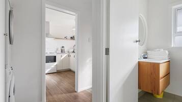 Toalettartikler (inkludert), hårføner og håndklær