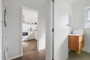 Kostenlose Toilettenartikel, Haartrockner, Handtücher