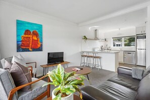 Unclassified image, 3 of 26, button - Renovated Takapuna 2BR Apt | Parking & Skytower (Auckland North Shore)
