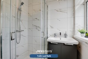 Hair dryer, towels - JRR Stays - West Midlands - Wolverhampton - WV11 (West Midlands)
