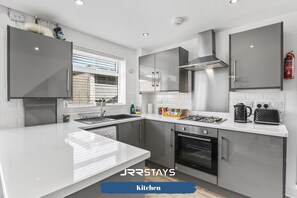 Fridge, microwave, oven, stovetop - JRR Stays - West Midlands - Wolverhampton - WV11 (West Midlands)