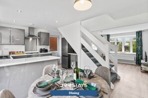 Fridge, microwave, oven, stovetop - JRR Stays - West Midlands - Wolverhampton - WV11 (West Midlands)