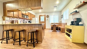 Jääkaappi, mikroaaltouuni, uuni, liesi